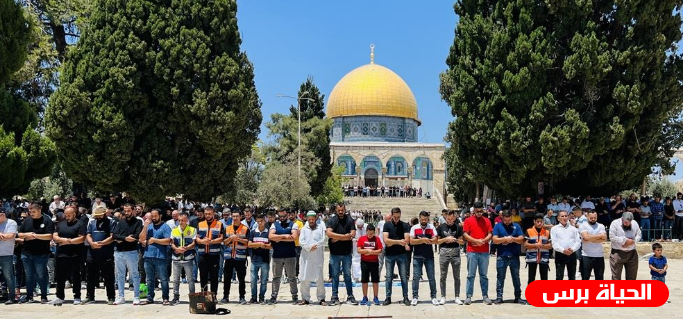 عشرات الآلاف يؤدون صلاة الجمعة في الأقصى